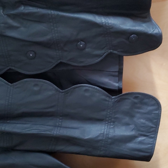 Fitted leather jacket. Princess seams. Scalloped front with snaps. - Picture 4 of 4